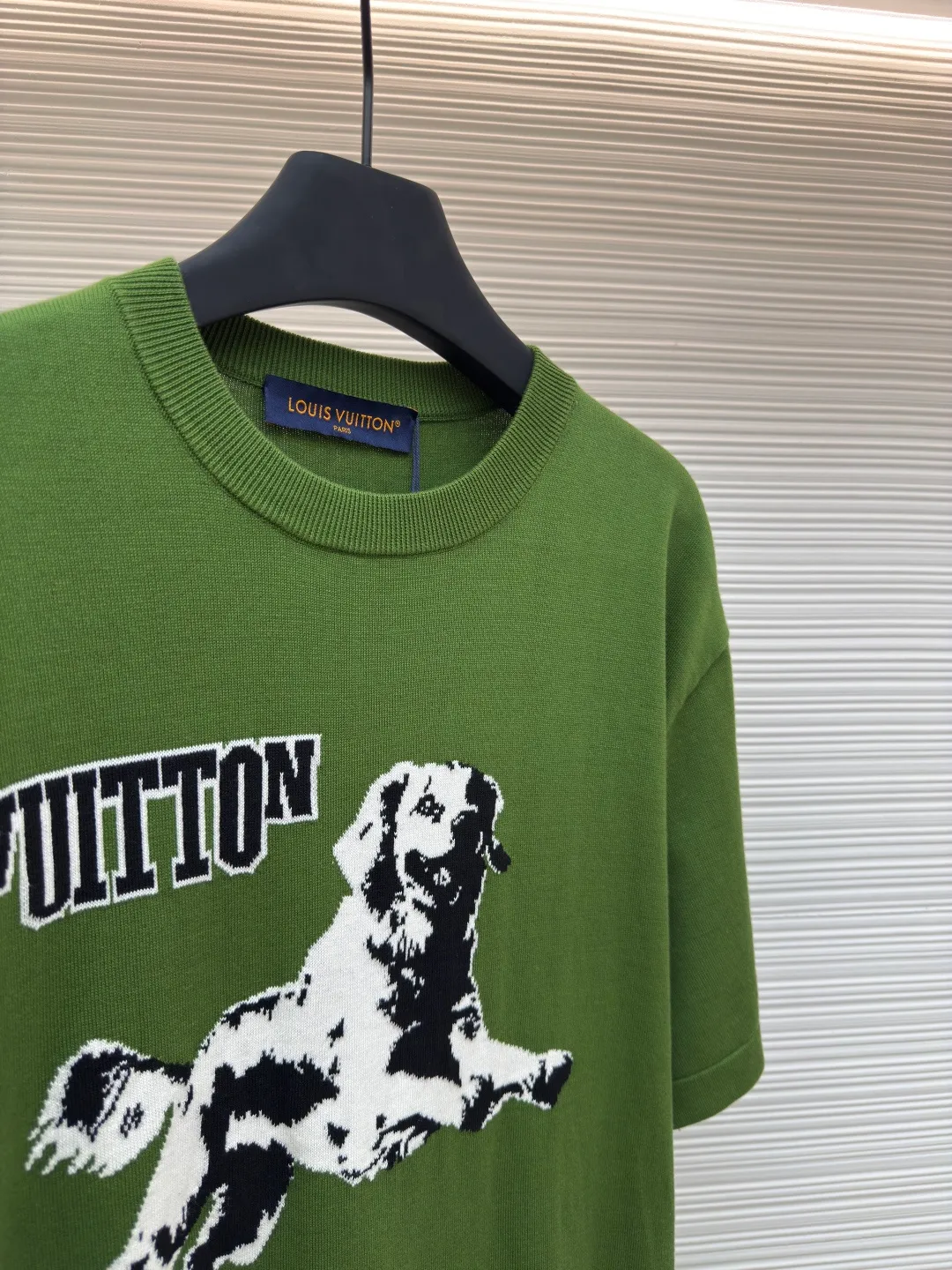 LOUIS VUITTON Golden Retriever Puppy Woolen Short Sleeves ●Authentic product: purchased and developed by 8706 ●Item number: 1680011-A65 ●Fabric: high-quality pure cotton ●Technology: Woolen ●Version: Fitted version ●Size: XS-S-M-L ●Description: It is made of high-quality pure cotton 14S fine knitted fabrics and wool hanging machines imported from Germany. The knitting threads are color-matched to the original garments, environmentally friendly fixed dyeing, and customized cotton yarns are introduced. The jacquard fabrics require fine yarn counts and extremely high requirements for raw cotton. The inlaid logo pattern on the chest and back is a pattern drawn by computer scanning. The pattern is exquisite and delicate. The jacquard is made of imported high-quality cotton yarn fabric with warp and weft interlaced to form a jacquard pattern structure. It is not only beautiful and elegant, but also has a certain artistic value. The overall wiring is straight and delicate. The fabric is comfortable and soft. The color is consistent and there is no color difference. The overall wiring is straight and delicate. It can be matched with the same style to create a fashionable look and control various occasions. Customized accessories, complete with three standards, same style for men and women!